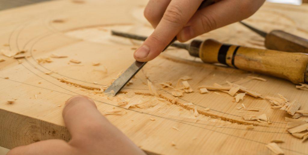 Los talleres de artesanías permiten a las familias ser creativas juntas.